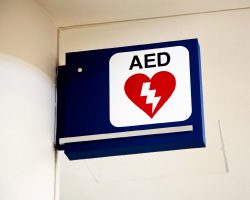 Photo of a wall sign for an AED device.